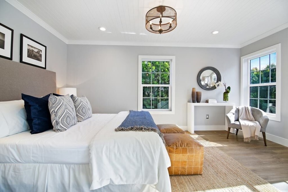 Mittelgroßes Nordisches Hauptschlafzimmer mit grauer Wandfarbe, braunem Holzboden und grauem Boden in Los Angeles