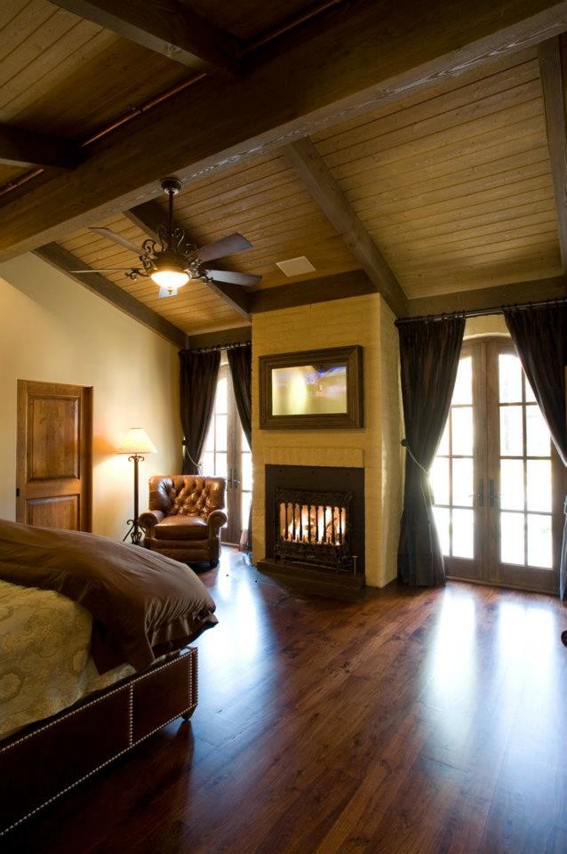 Bedroom - traditional bedroom idea in Phoenix