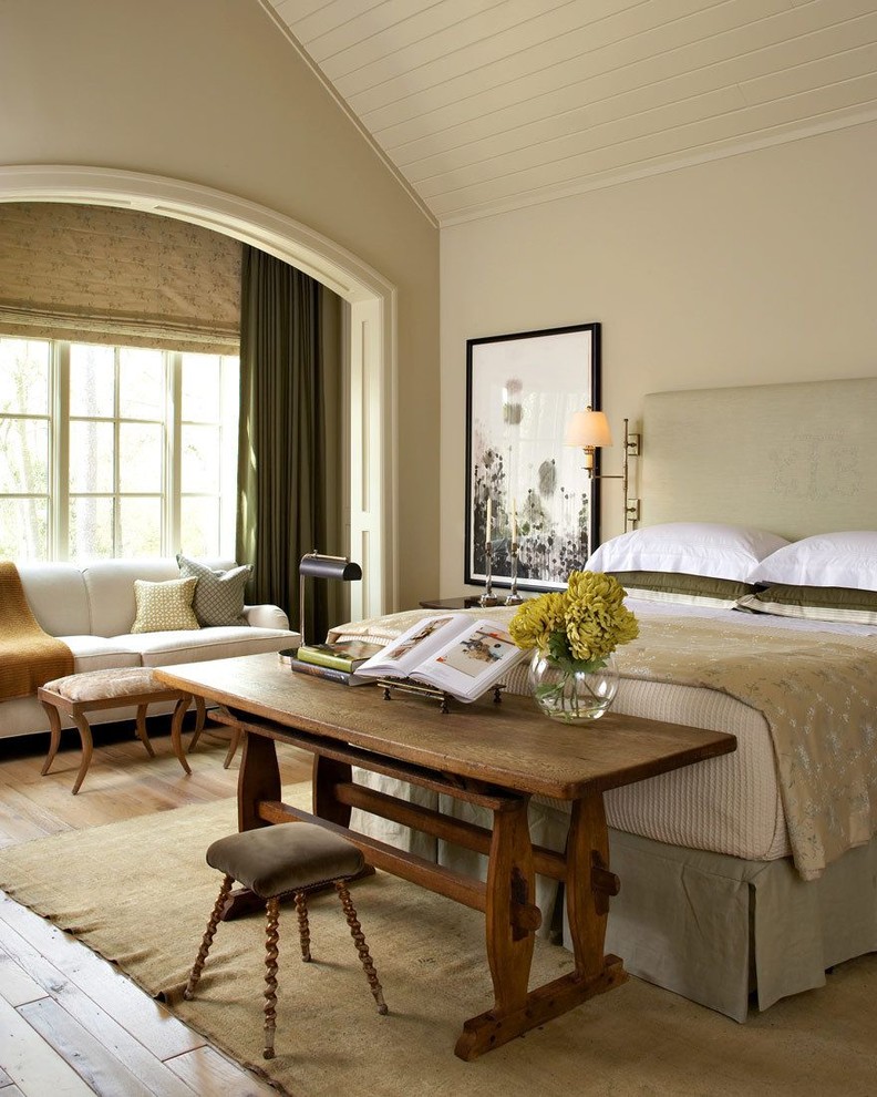 Imagen de dormitorio tradicional renovado con paredes beige, suelo de madera en tonos medios y suelo marrón
