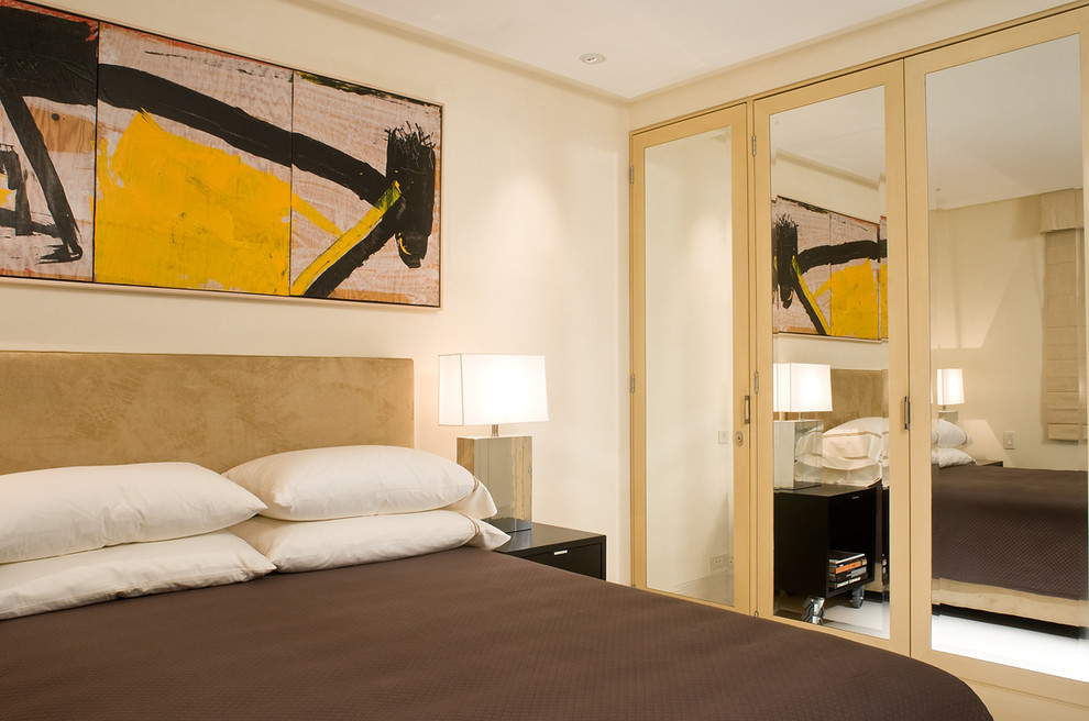 Diseño de habitación de invitados actual pequeña con paredes beige