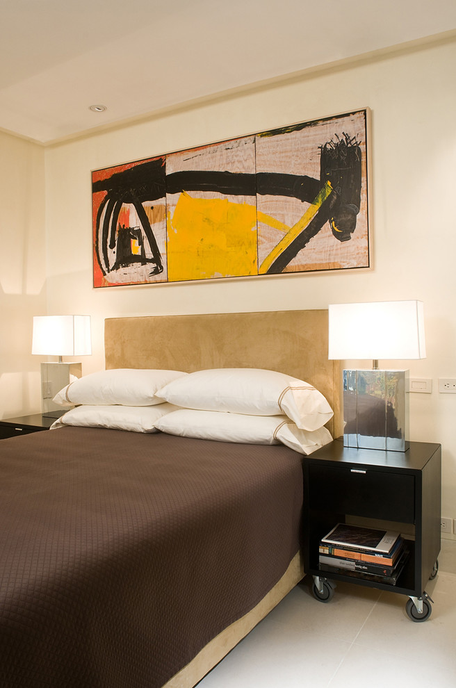 Modelo de habitación de invitados actual pequeña con paredes beige y suelo de piedra caliza