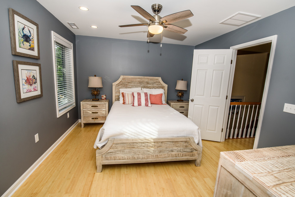 他の地域にある中くらいなビーチスタイルのおしゃれな客用寝室 (グレーの壁、竹フローリング、暖炉なし、ベージュの床) のレイアウト