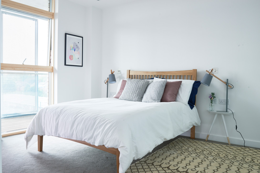 Modelo de habitación de invitados nórdica de tamaño medio con paredes blancas, moqueta y suelo gris