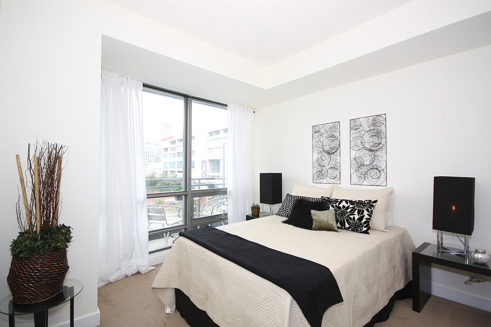 Kleines Modernes Hauptschlafzimmer ohne Kamin mit beiger Wandfarbe und Teppichboden in Toronto