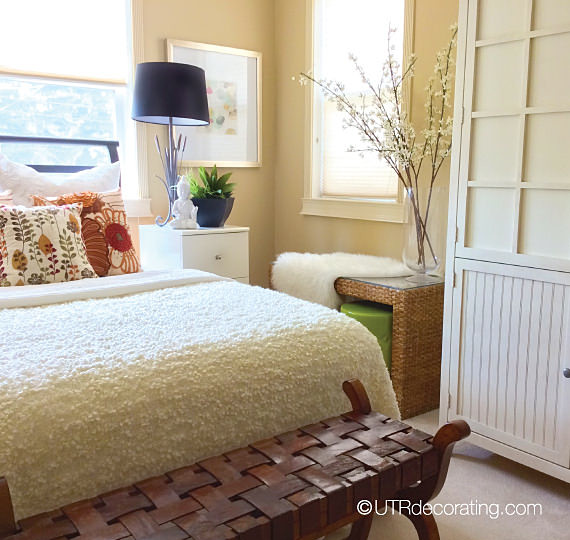 Foto de habitación de invitados clásica renovada pequeña con paredes beige y moqueta