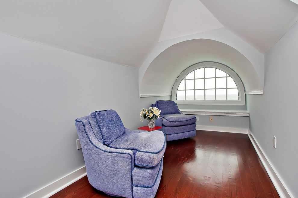 Imagen de habitación de invitados costera grande con paredes blancas y suelo de madera oscura