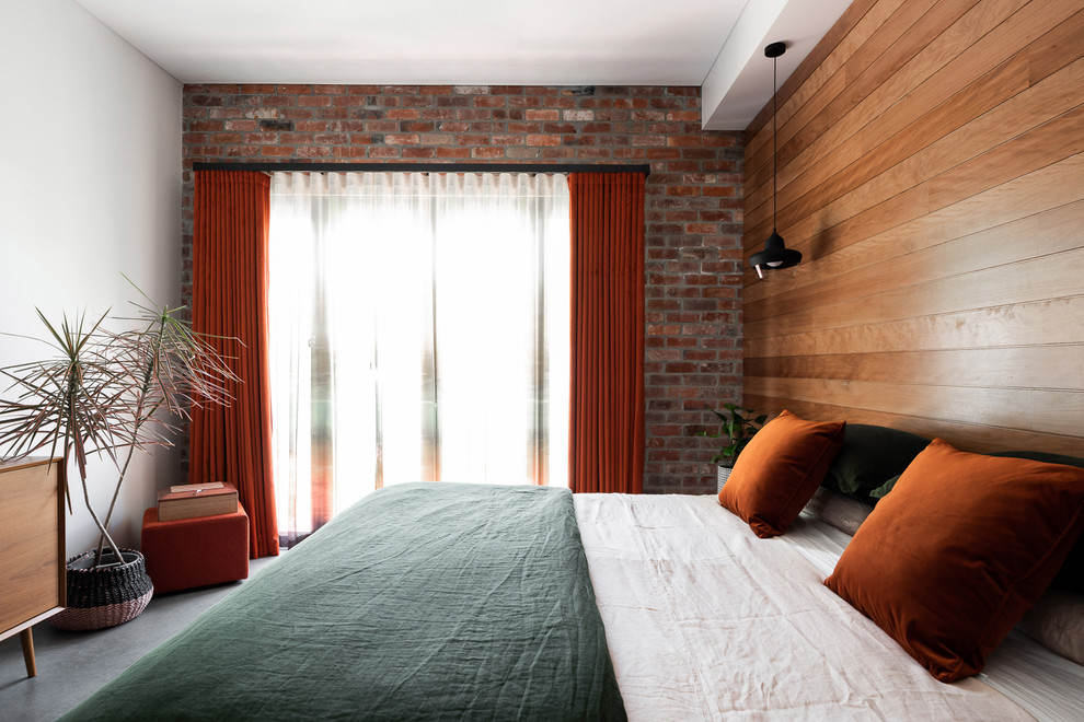 Großes Industrial Hauptschlafzimmer ohne Kamin mit bunten Wänden, Betonboden und grauem Boden in Perth