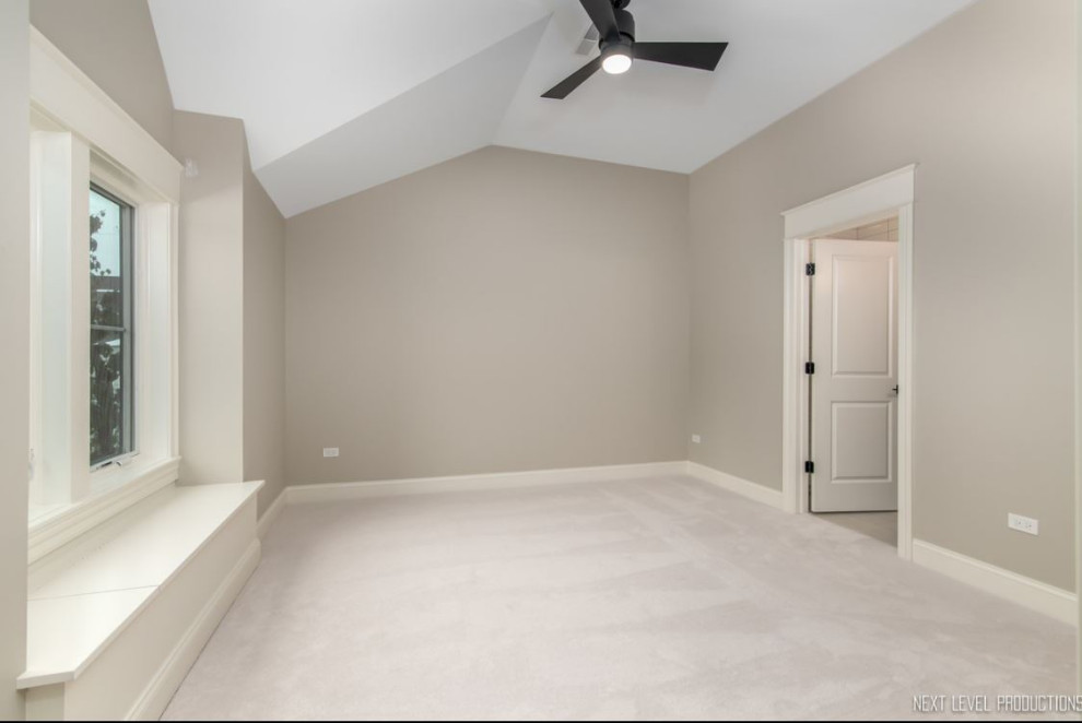 Immagine di una camera degli ospiti country di medie dimensioni con pareti grigie, moquette, pavimento bianco e soffitto a volta
