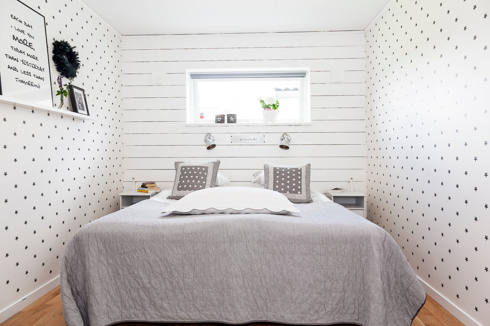 Kleines Landhaus Hauptschlafzimmer ohne Kamin mit weißer Wandfarbe und hellem Holzboden in Sonstige