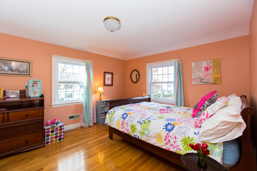 Klassisches Gästezimmer mit oranger Wandfarbe und braunem Holzboden in Boston