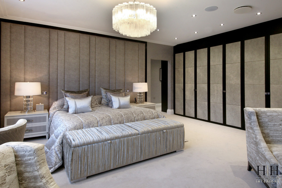 На фото: большая хозяйская спальня в современном стиле с бежевыми стенами, ковровым покрытием и бежевым полом
