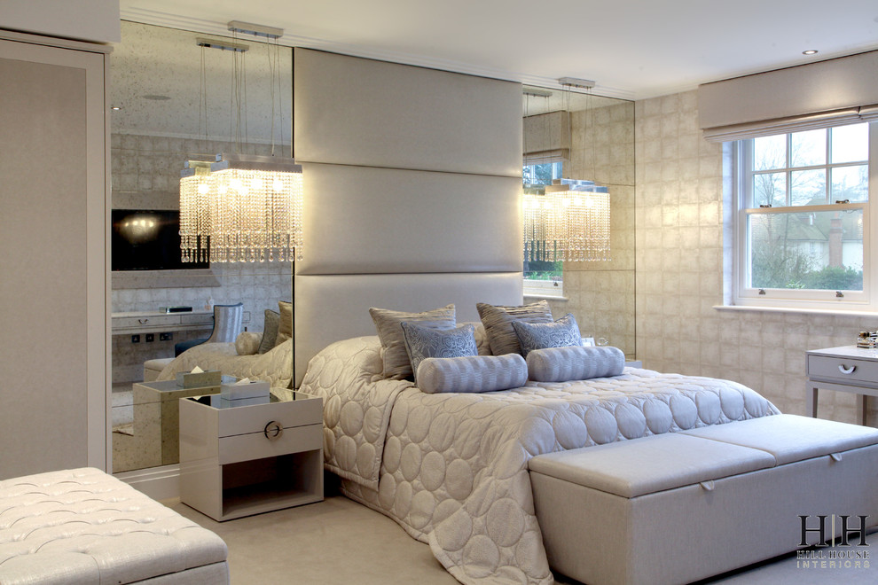 Imagen de habitación de invitados contemporánea grande con paredes beige, moqueta y suelo beige