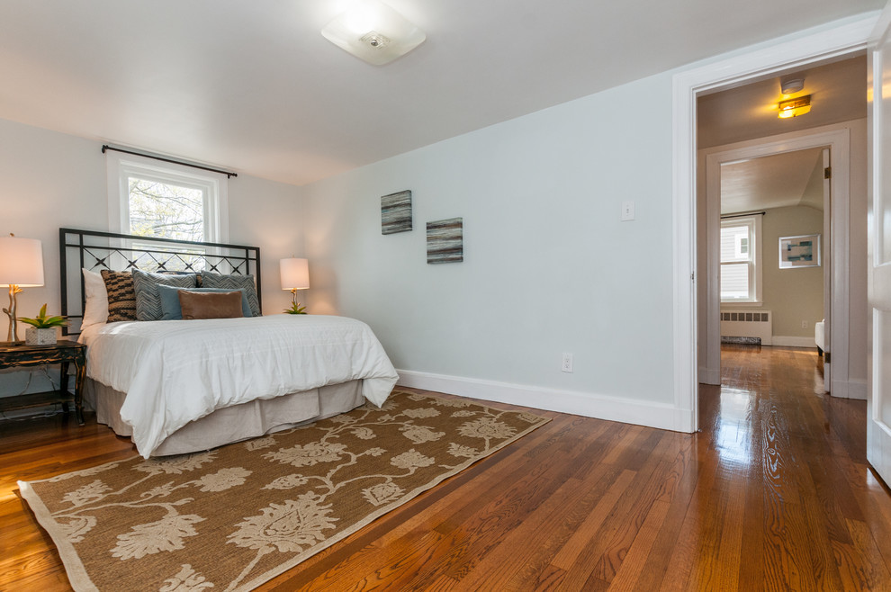 ボストンにある広いトラディショナルスタイルのおしゃれな主寝室 (白い壁、無垢フローリング、暖炉なし、茶色い床)