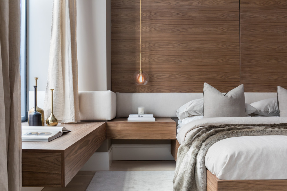 Идея дизайна: хозяйская спальня в современном стиле с белыми стенами, светлым паркетным полом и бежевым полом