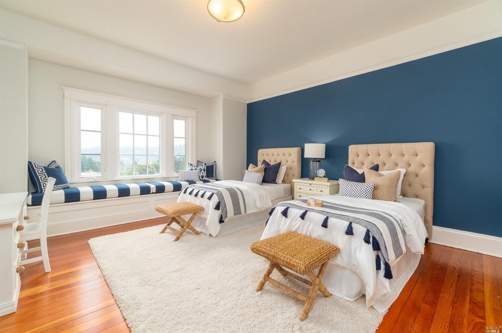 На фото: спальня в морском стиле с белыми стенами, паркетным полом среднего тона и коричневым полом с