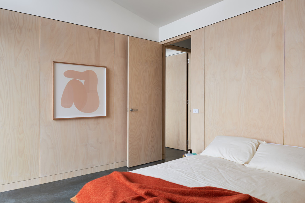 Пример оригинального дизайна: гостевая спальня (комната для гостей) в современном стиле с бежевыми стенами, бетонным полом и серым полом