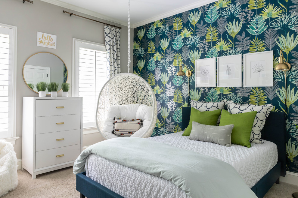 Immagine di una camera da letto design con pareti multicolore, moquette e pavimento grigio