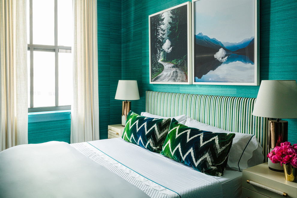 Стильный дизайн: хозяйская спальня в современном стиле с зелеными стенами - последний тренд