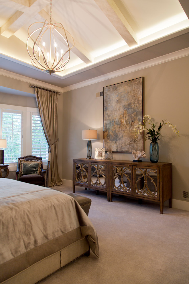 Foto de dormitorio principal clásico renovado grande con paredes beige y moqueta