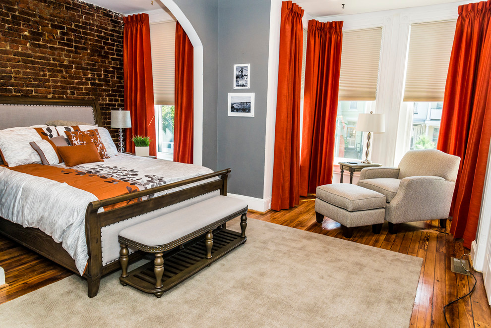 ワシントンD.C.にある中くらいなトラディショナルスタイルのおしゃれな客用寝室 (グレーの壁、淡色無垢フローリング、暖炉なし) のインテリア