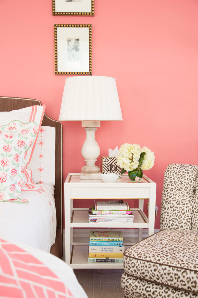 Immagine di una camera matrimoniale eclettica con pareti rosa e nessun camino