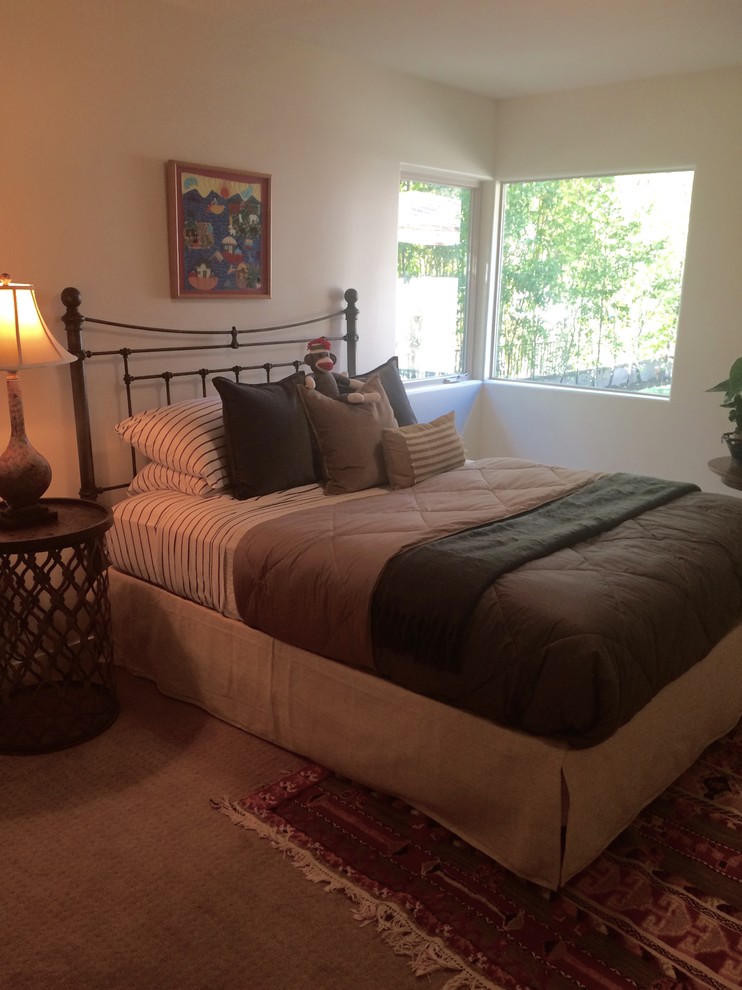 На фото: хозяйская спальня среднего размера в современном стиле с ковровым покрытием и бежевыми стенами без камина