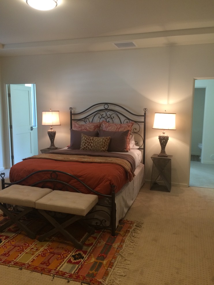 Diseño de dormitorio principal clásico renovado de tamaño medio sin chimenea con moqueta y paredes beige