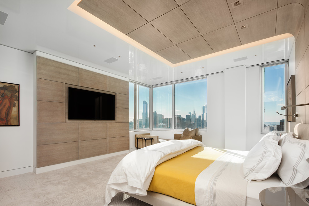 Пример оригинального дизайна: спальня в современном стиле с белыми стенами, ковровым покрытием и телевизором