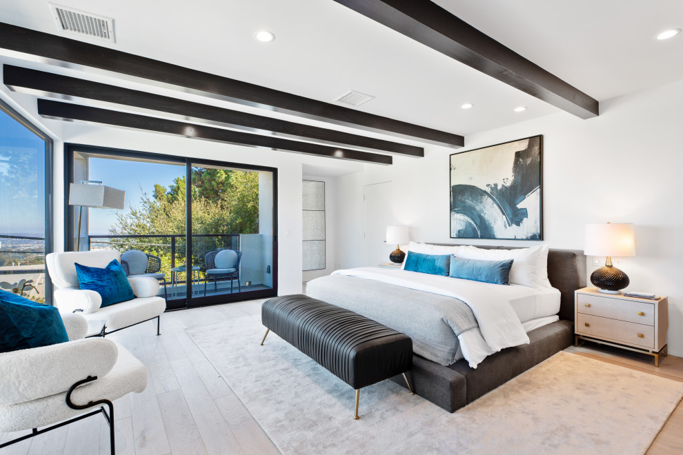Modernes Schlafzimmer mit weißer Wandfarbe, braunem Holzboden, braunem Boden und freigelegten Dachbalken in Los Angeles