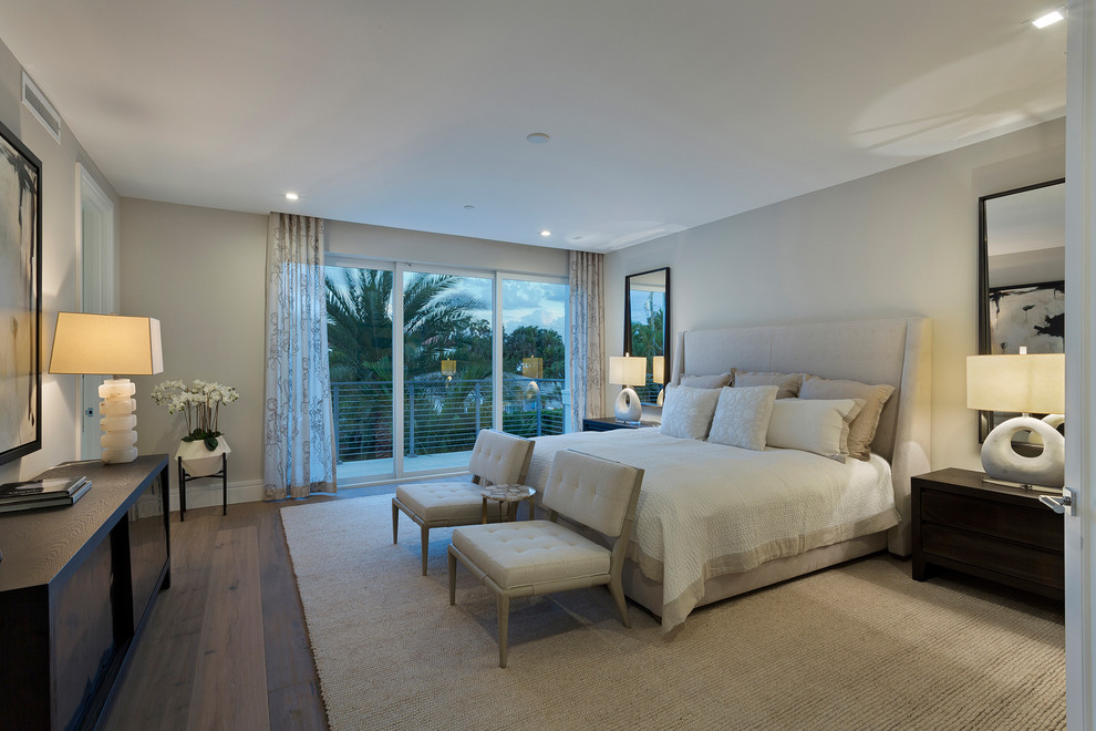 Diseño de habitación de invitados contemporánea de tamaño medio sin chimenea con paredes azules, suelo de madera en tonos medios y suelo marrón