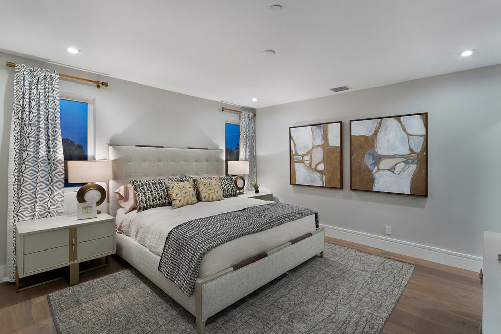 Esempio di una camera degli ospiti minimal di medie dimensioni con pareti blu, pavimento in legno massello medio, pavimento marrone e nessun camino