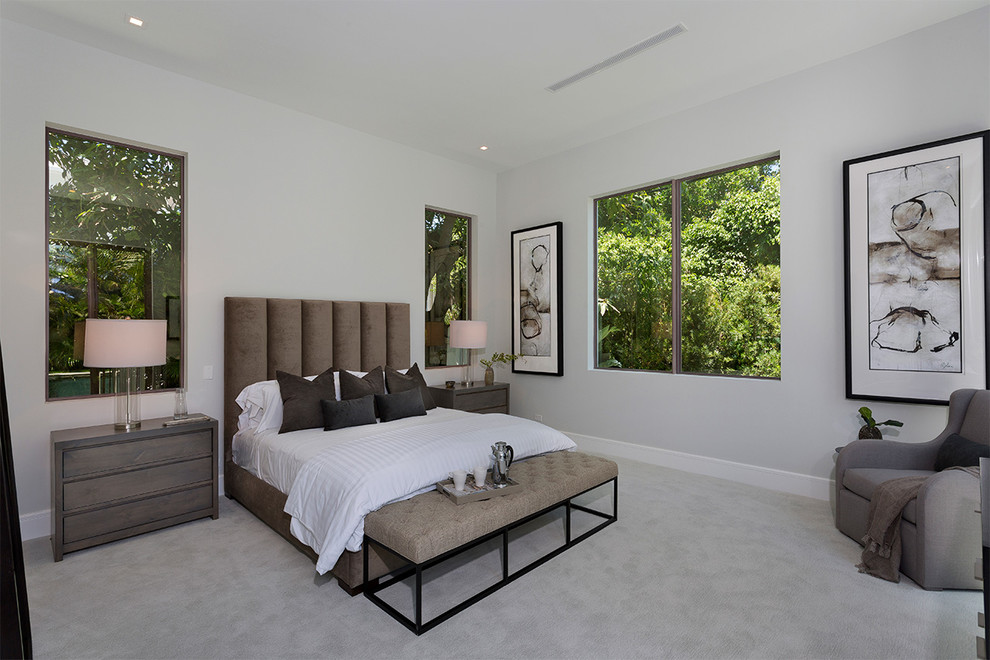 На фото: хозяйская спальня среднего размера в современном стиле с серыми стенами, ковровым покрытием и серым полом без камина
