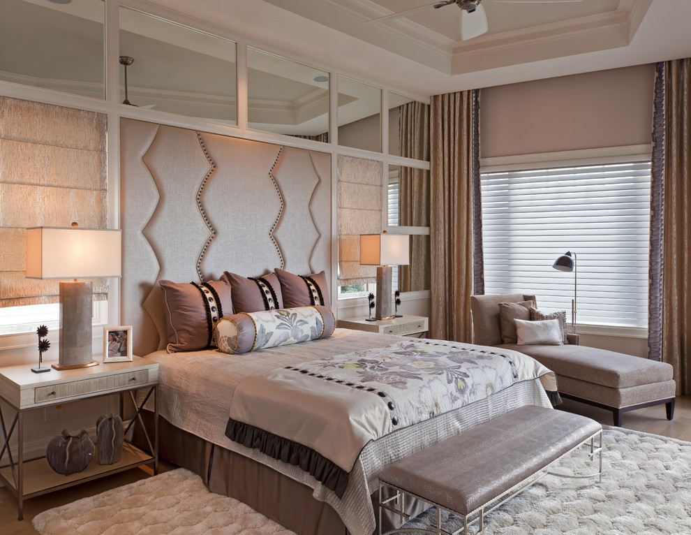 Imagen de dormitorio clásico renovado con paredes rosas y suelo de madera en tonos medios