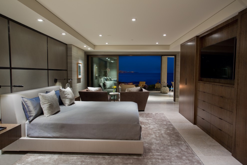 Diseño de dormitorio principal minimalista extra grande con paredes grises, suelo de piedra caliza y suelo beige