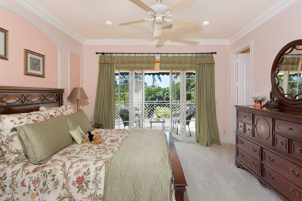 Immagine di una camera degli ospiti tropicale di medie dimensioni con pareti beige, moquette, pavimento beige e nessun camino