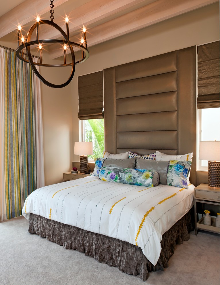 Стильный дизайн: спальня в современном стиле с бежевыми стенами и ковровым покрытием - последний тренд
