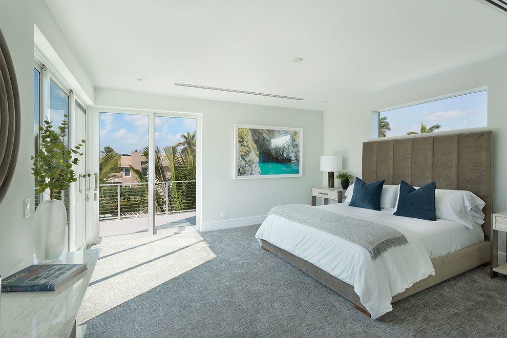 Mittelgroßes Maritimes Hauptschlafzimmer ohne Kamin mit beiger Wandfarbe, Teppichboden und grauem Boden in Miami