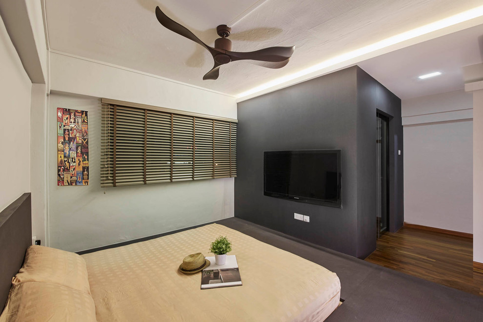 Cette image montre une chambre d'amis design de taille moyenne avec un mur noir et un sol en contreplaqué.