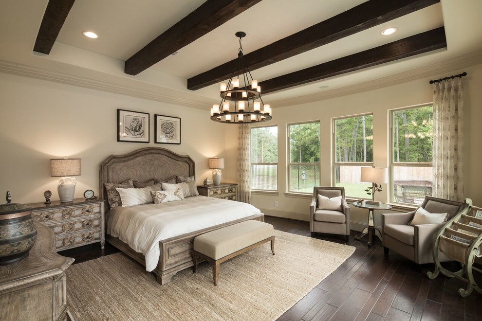 Imagen de dormitorio principal, mediterráneo, sin chimenea, con paredes beige, suelo de madera oscura y suelo marrón