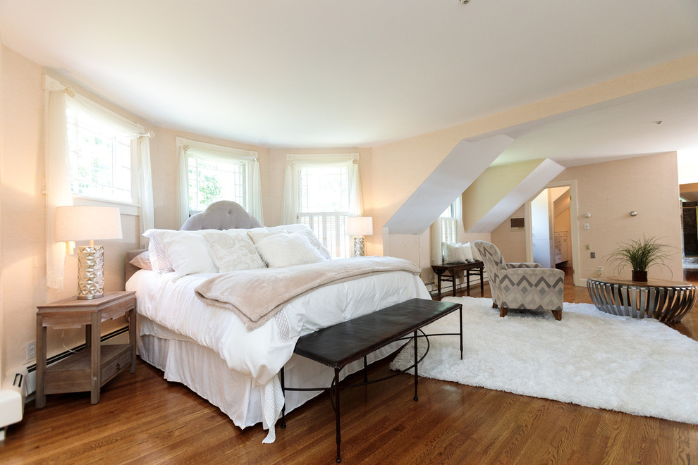 ボストンにある巨大なトラディショナルスタイルのおしゃれな主寝室 (ベージュの壁、無垢フローリング)