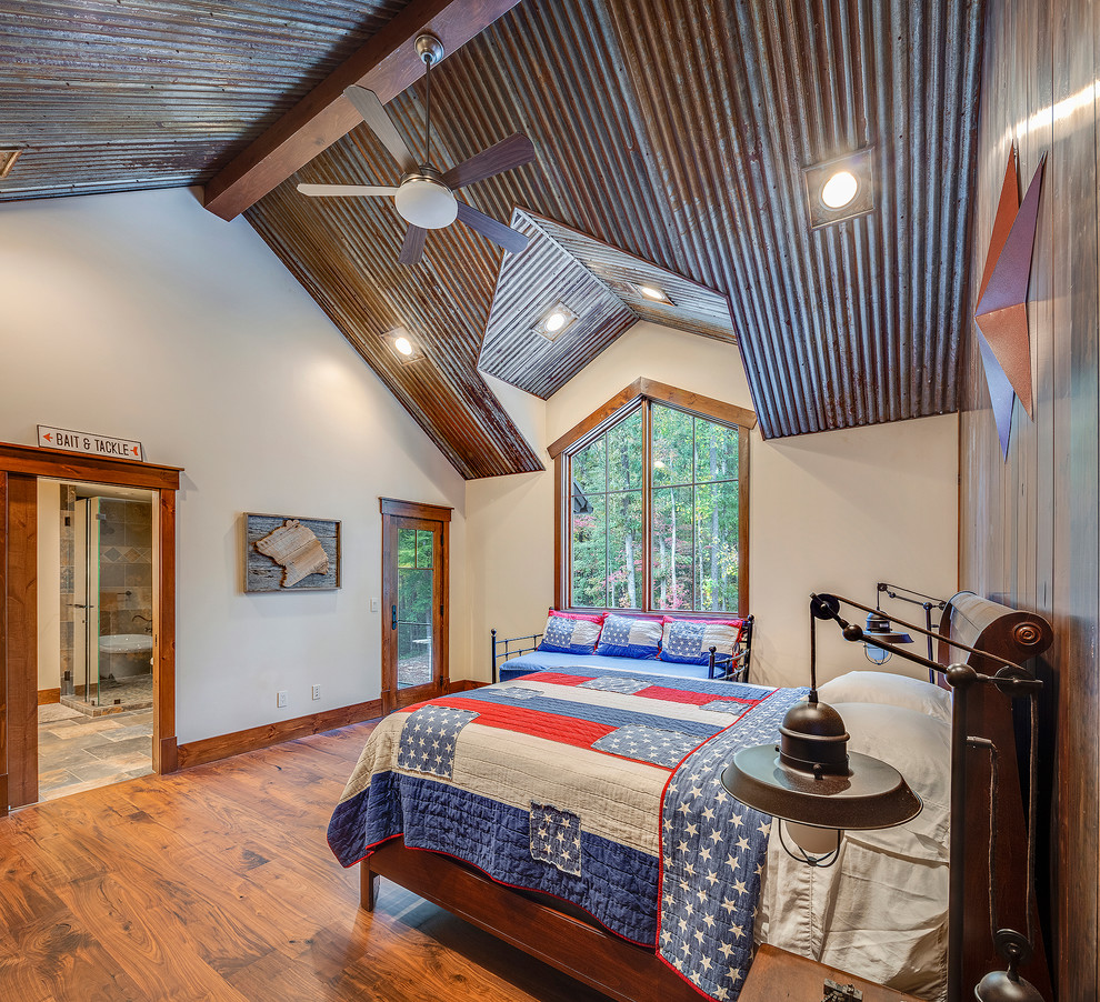 Immagine di una camera da letto stile rurale con pareti bianche, pavimento in legno massello medio e pavimento marrone