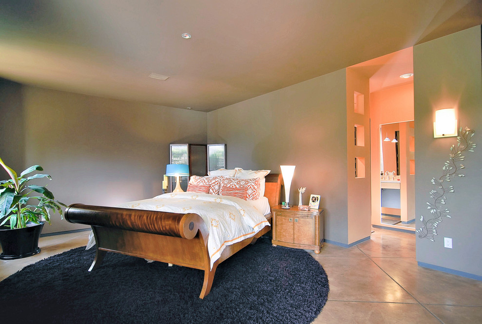 Großes Modernes Hauptschlafzimmer mit beiger Wandfarbe, Betonboden und beigem Boden in Portland