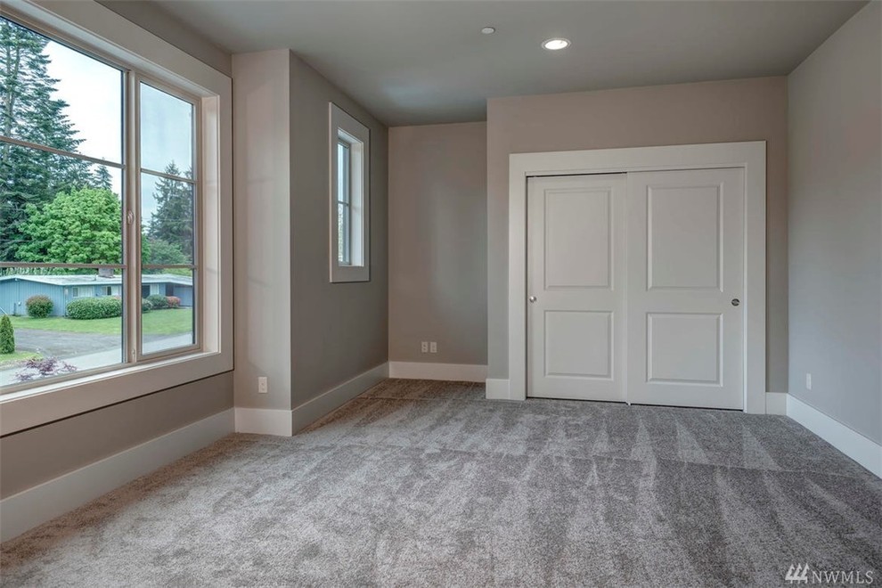 Esempio di una camera degli ospiti design di medie dimensioni con pareti beige, moquette e pavimento beige