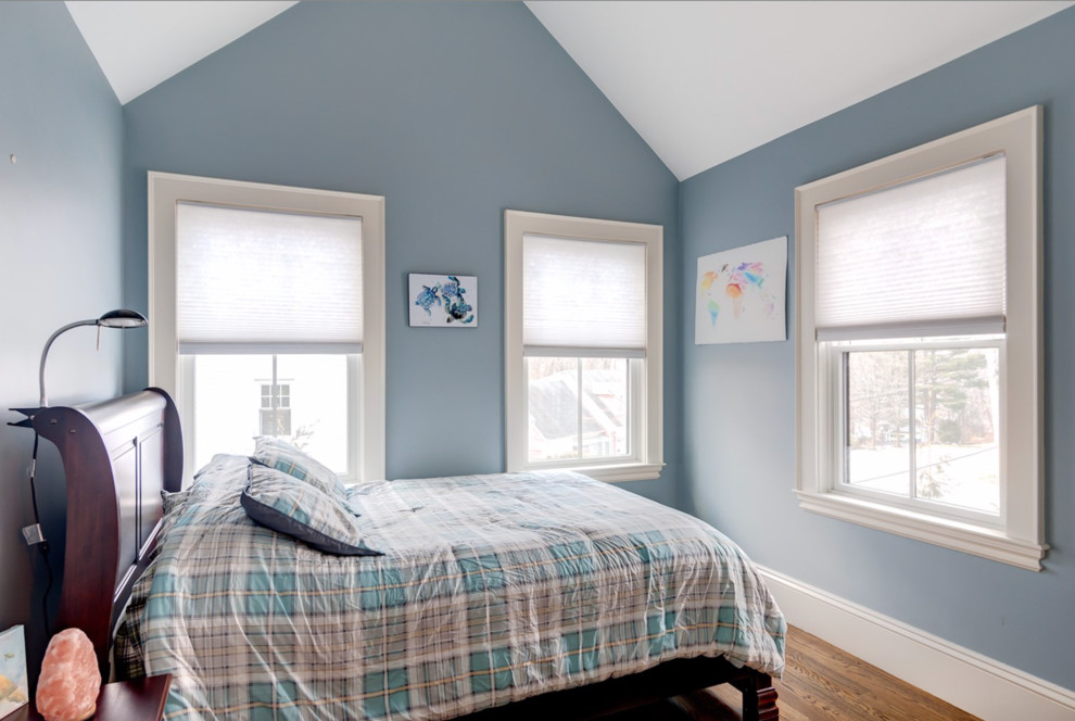Foto di una grande camera degli ospiti chic con pareti blu e pavimento in legno massello medio
