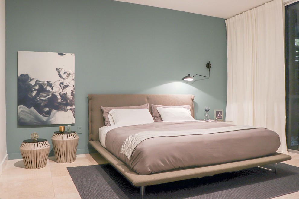 Идея дизайна: большая хозяйская спальня в современном стиле с синими стенами, полом из керамогранита и бежевым полом без камина