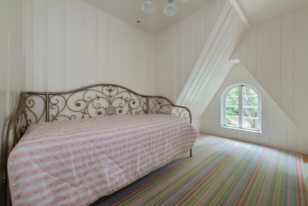На фото: гостевая спальня среднего размера, (комната для гостей) в классическом стиле с белыми стенами и ковровым покрытием