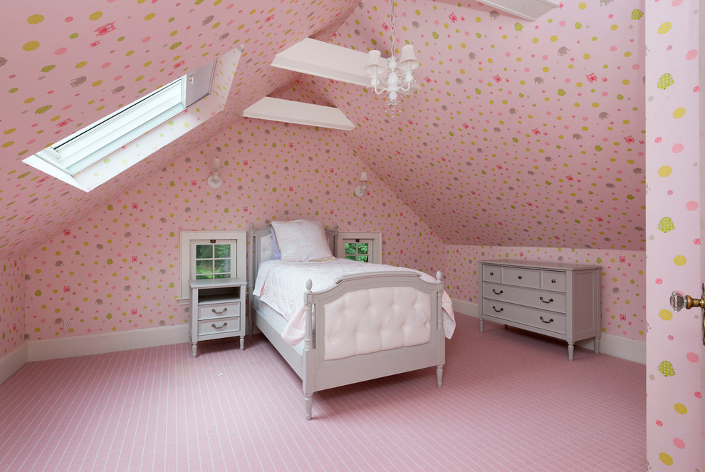 Diseño de habitación de invitados clásica de tamaño medio con paredes rosas y moqueta