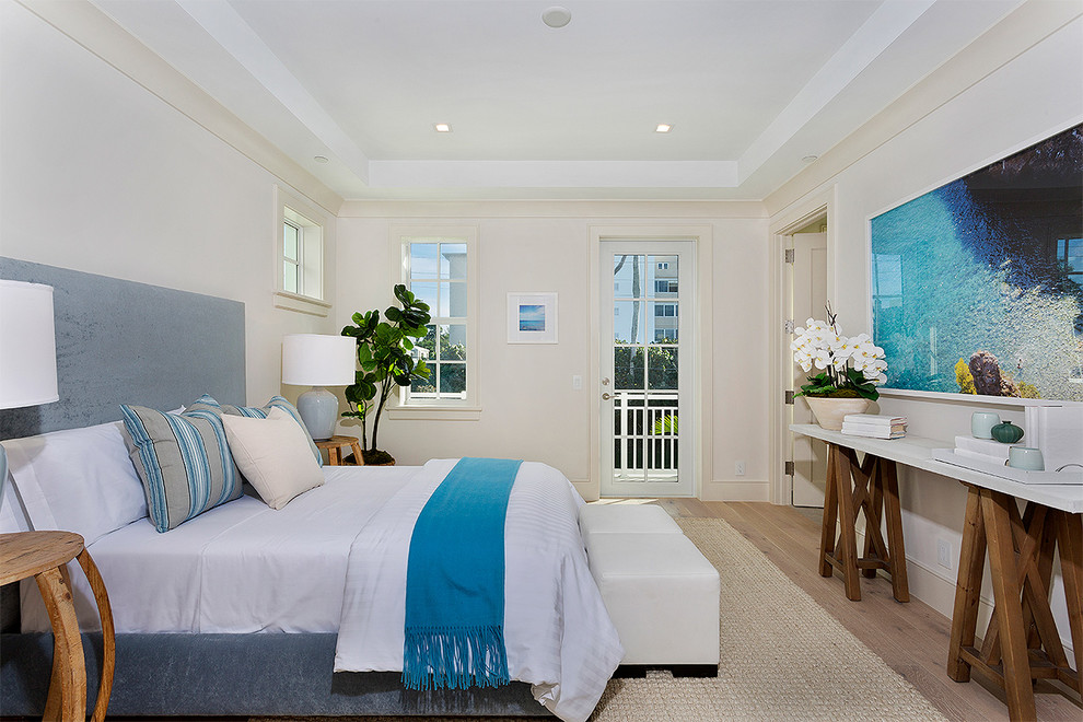 Foto di una camera da letto costiera con pareti beige, pavimento in legno massello medio e pavimento marrone