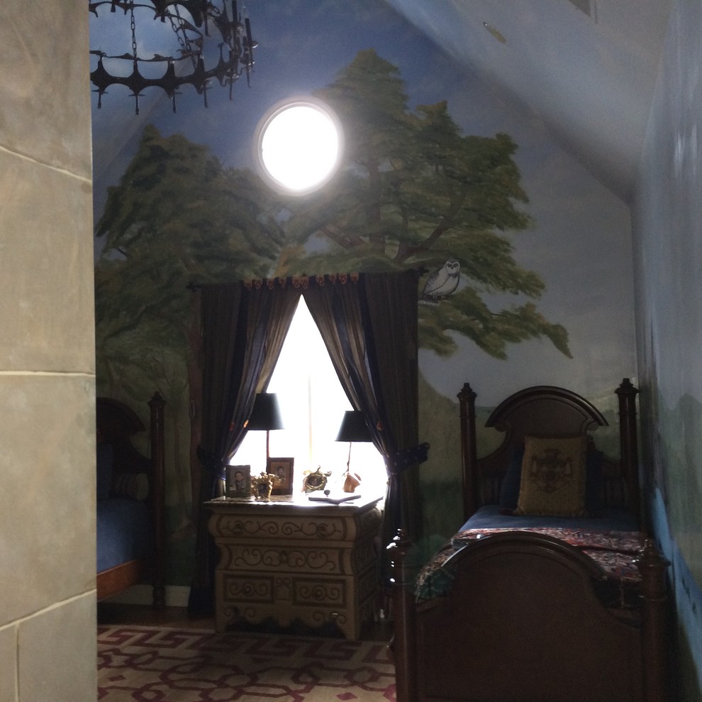 Стильный дизайн: гостевая спальня (комната для гостей) в стиле фьюжн с разноцветными стенами и паркетным полом среднего тона - последний тренд