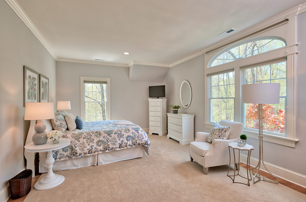Imagen de habitación de invitados clásica de tamaño medio sin chimenea con paredes grises, suelo de madera en tonos medios y suelo marrón
